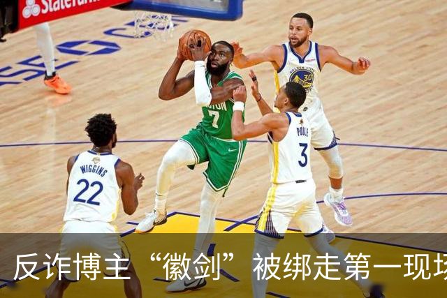 反诈博主“徽剑”被绑走第一现场近照曝光，事发地为广东一农贸市场顶楼露天停车场，底商繁忙人流密集，停车场值班人员称“到处都是监控”